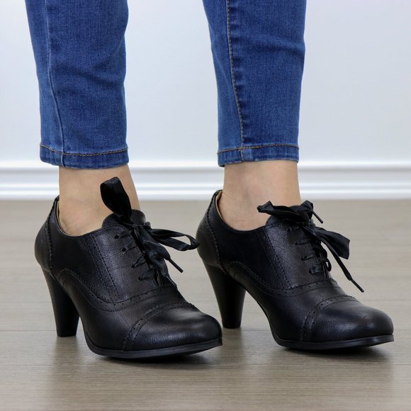 Laced-Up Vintage Style Women's Heeled Oxford - Picture 2 of 7
